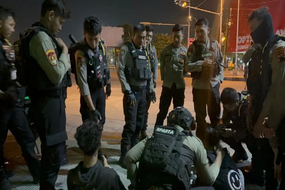 Bawa Sajam, Dua Pemuda Diciduk Polisi di Pasar Nusukan Solo