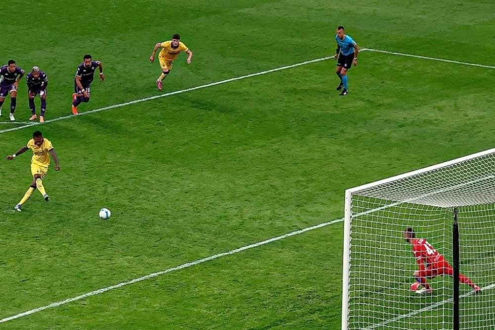 Milan vs Fiorentina Skor 2-1, Rossoneri Menang