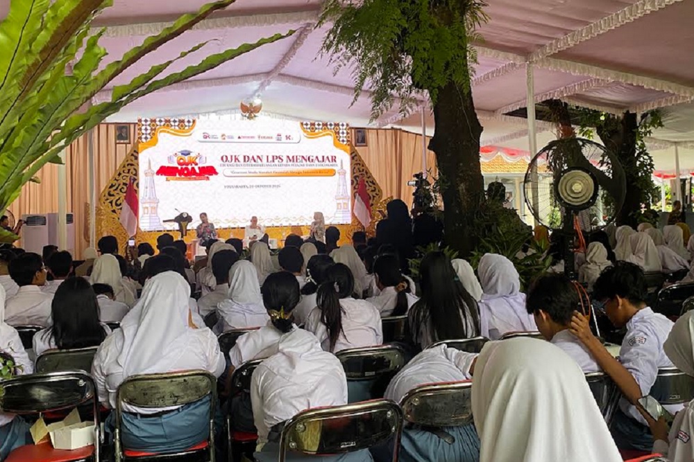OJK Ingatkan Generasi Muda Risiko Keuangan Digital