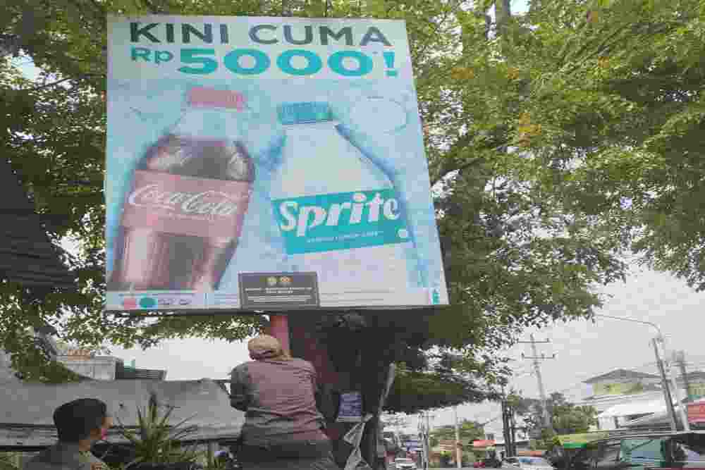 Satpol PP Bantul Tertibkan Reklame Ilegal di Kasihan dan Sewon