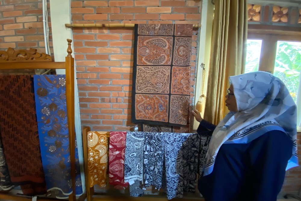 Jadi Pemandu, Ibu-Ibu Perajin Batik Giriloyo Raup Penghasilan Tambahan