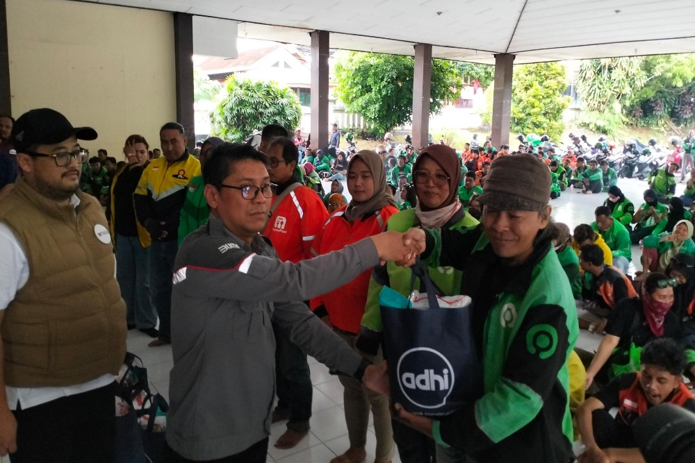 Ratusan Paket Sembako Didistribusikan untuk Ojol di Jogja