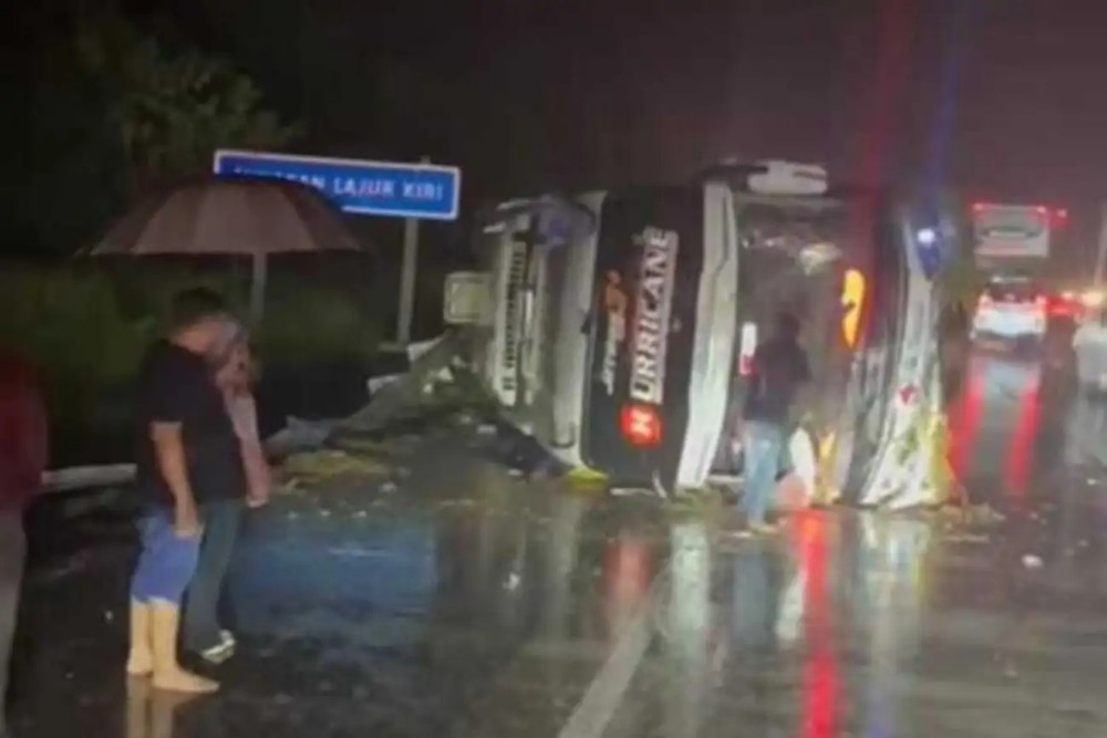Viral Bus Terguling di Jalan Tol Batang, 3 Orang Meninggal