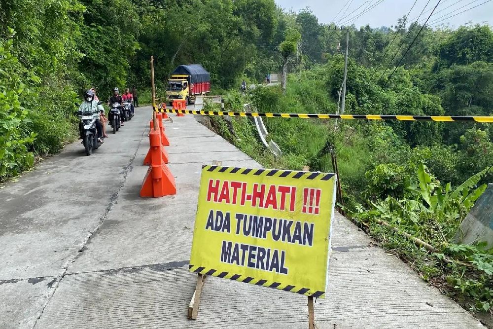 Tebing Gunung Madu Longsor Mengancam Akses Vital di Boyolali