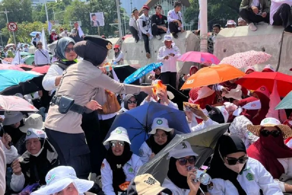 Demo Guru Hari Ini Berjalan Damai, Polisi Bagikan Air Mineral dan Roti