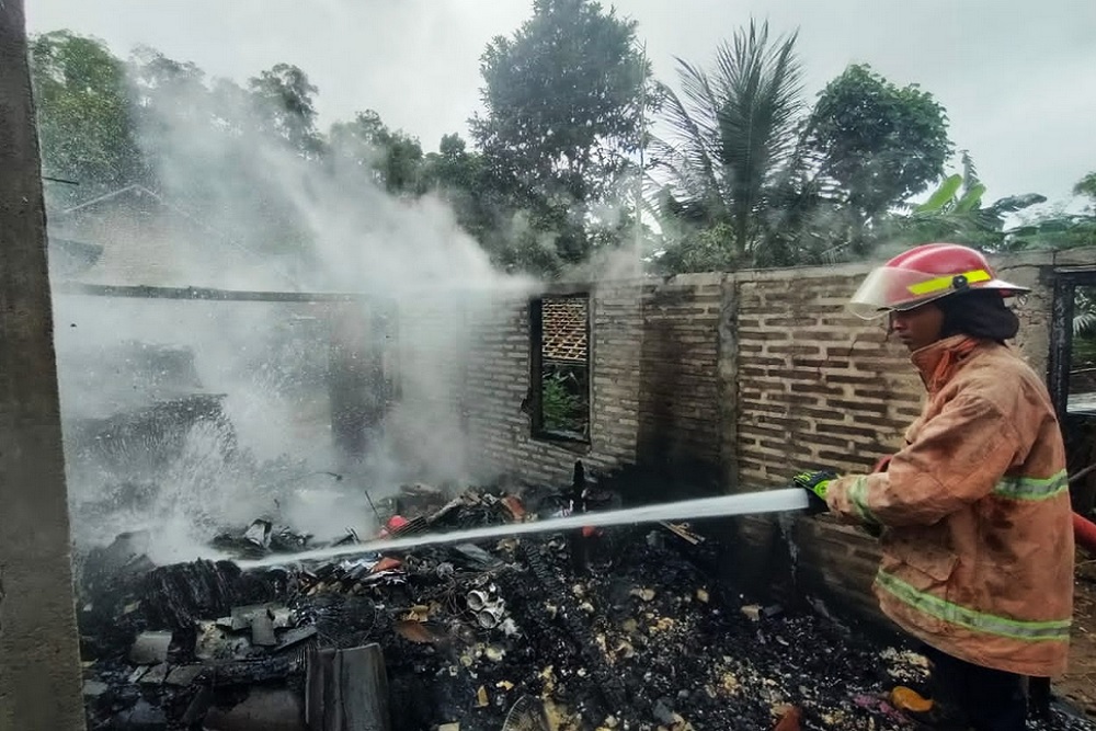 HP Meledak Saat Dicas, Rumah Warga Gunungkidul Hangus Terbakar