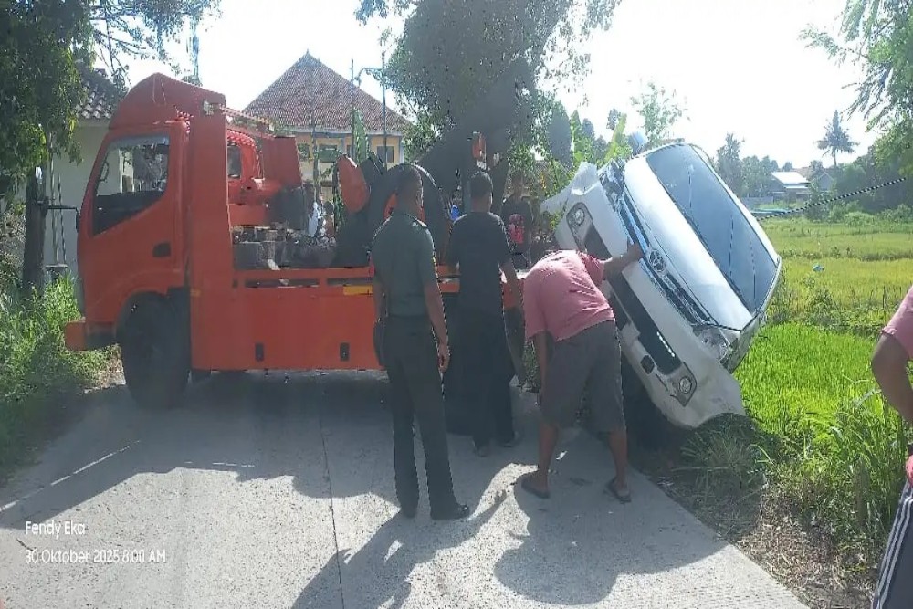 Sebuah Mobil Terguling ke Sawah di Demakijo Klaten