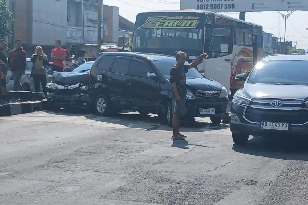 Rem Blong, Bus Rombongan Santri Alami Tabrakan Karambol di Sukoharjo