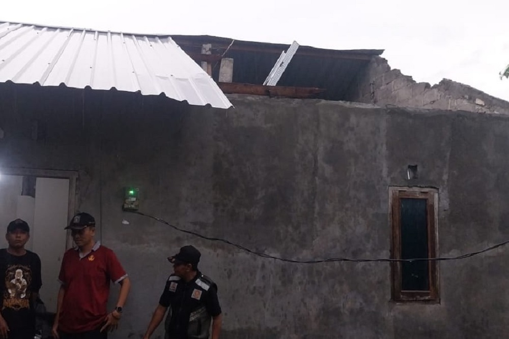 Angin Kencang di Sleman, Rumah Warga Bolong Tertimpa Pohon