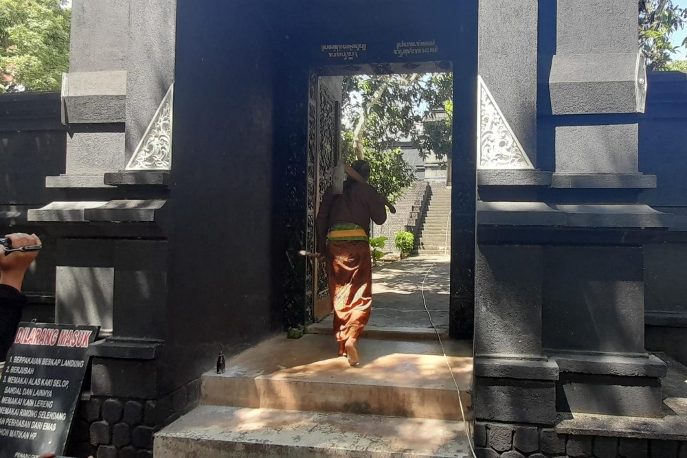 Pemakaman PB XIII: Abdi Dalem Gelar Ritual Bedah Bumi di Pajimatan