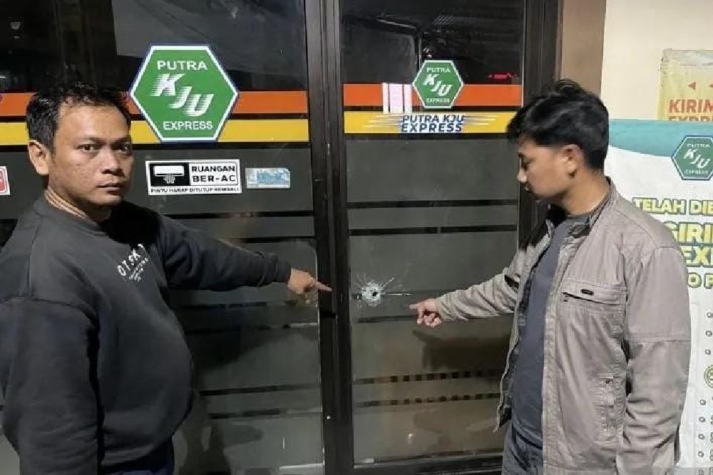 Sebuah Kantor Perusahaan Transportasi Ditembak OTK, Polisi Olah TKP