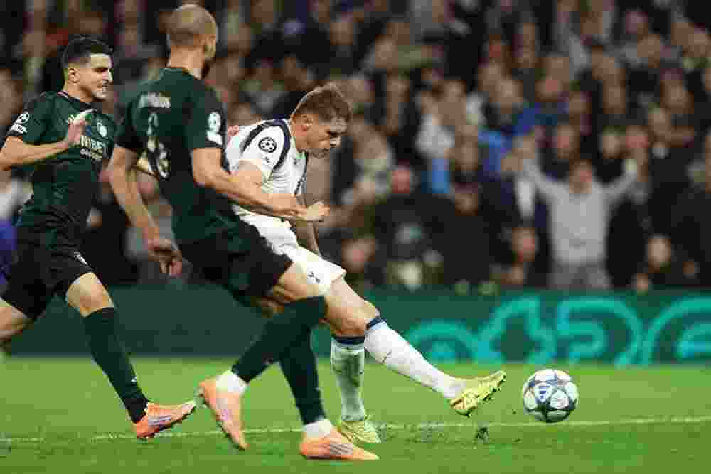 Micky van de Ven Cetak Gol Mirip Lionel Messi di Liga Champions