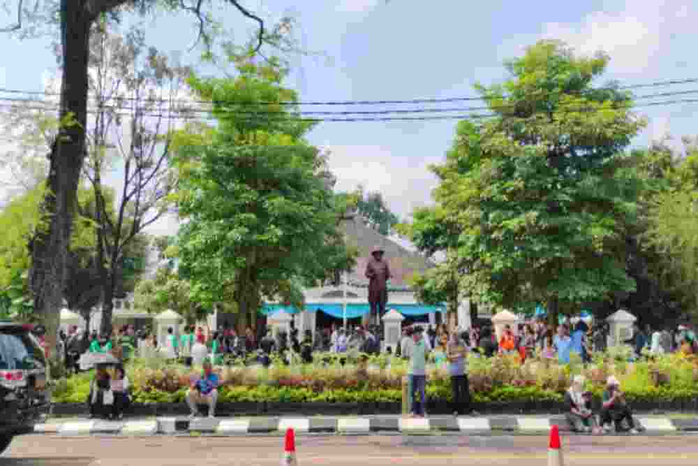 Warga dan Pejabat Solo Iringi Jenazah Raja PB XIII