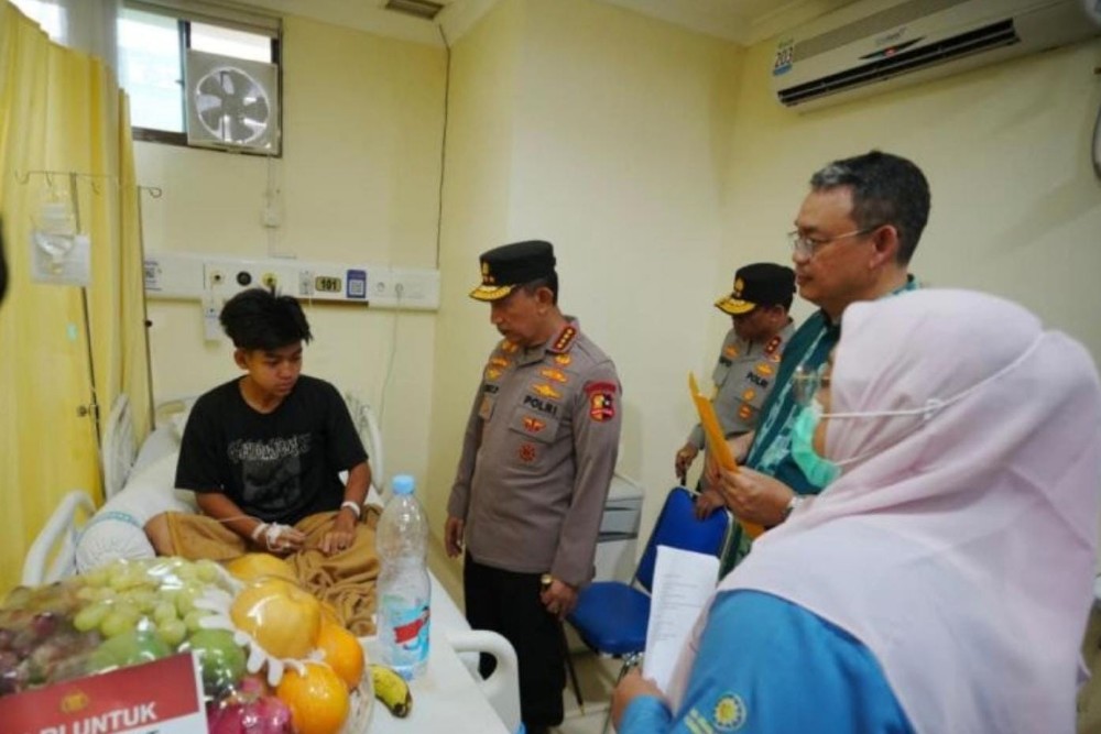 Kapolri Jenguk Korban Ledakan SMAN 72 Jakarta