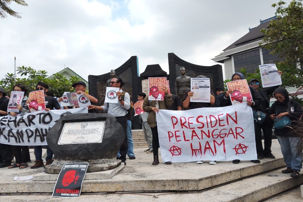 Aktivis Jogja Gelar Aksi Tolak Pemberian Gelar Pahlawan Soeharto