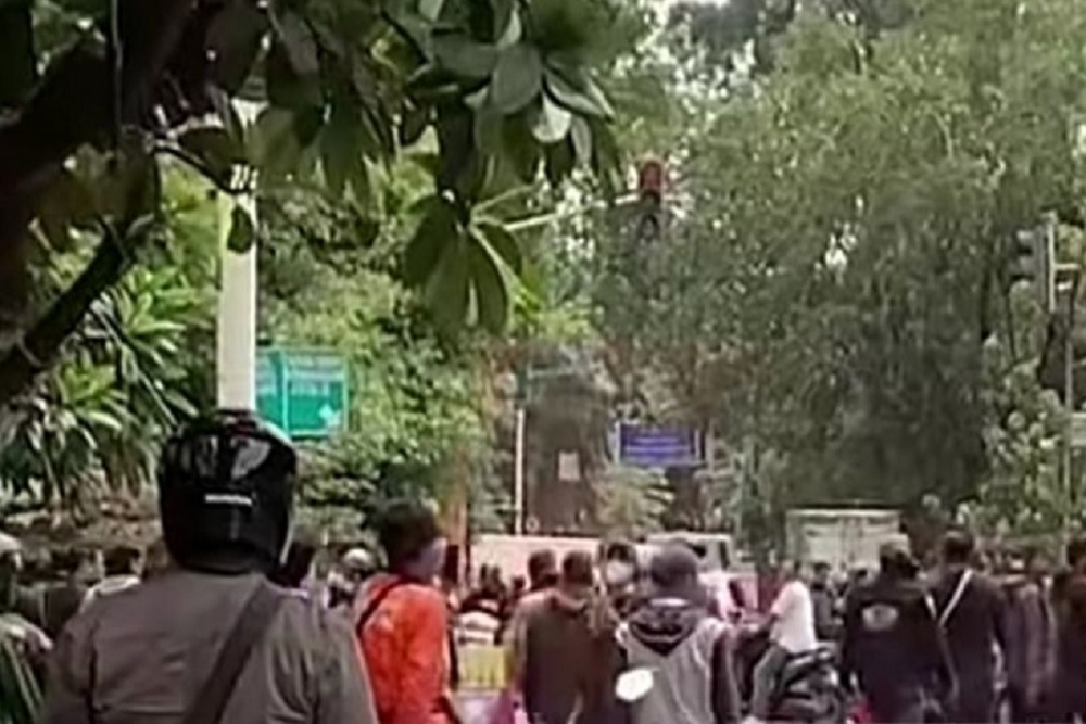 Debt Collector dan Ormas Bentrok, Terjadi Lempar Batu