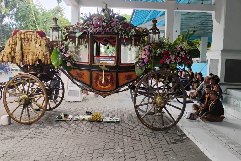 PB XIV Naik Garuda Kencana saat Kirab Jumenengan di Solo