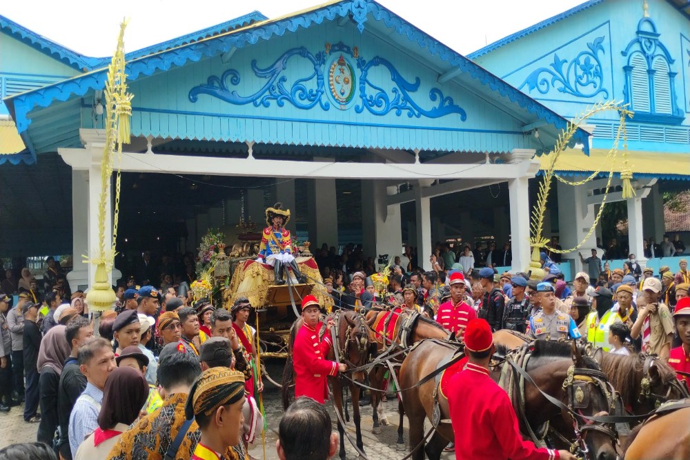 Kirab Ageng Jumenengan PB XIV Kelilingi Tembok Baluwarti