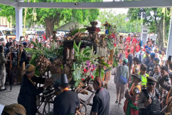 Pusaka Garuda Kencana Iringi Kirab Jumenengan Keraton Solo