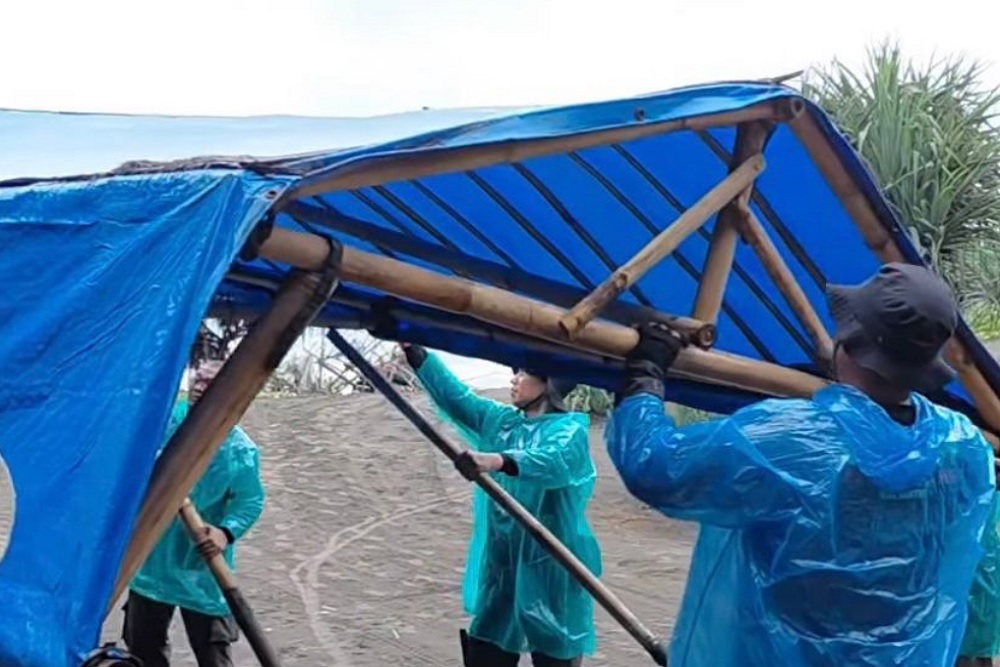 Pemkab Bantul Bongkar Lapak Ilegal di Selatan Paving Parangtritis