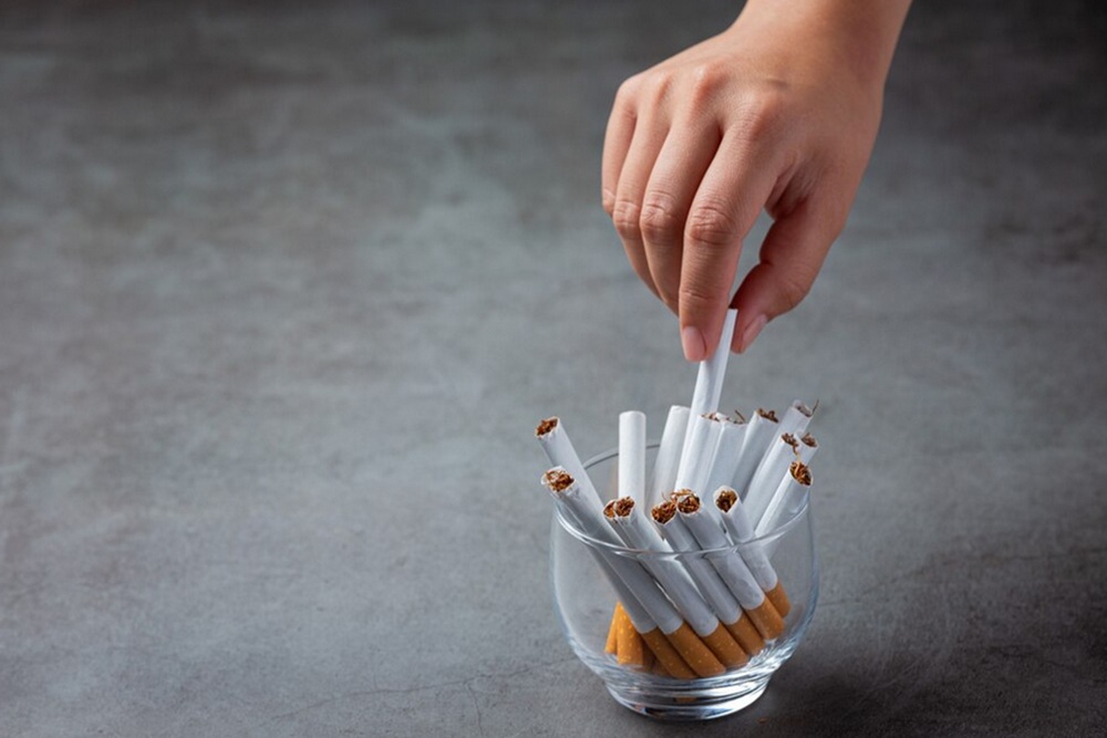 9.700 Puntung Rokok Masuk Sungai Jabodetabek Tiap Hari