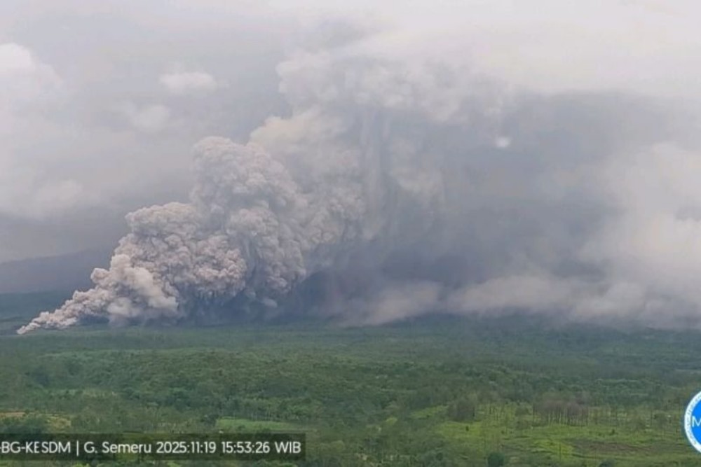 Awan Panas Semeru Meluncur 7 Km, Erupsi Masih Berlangsung