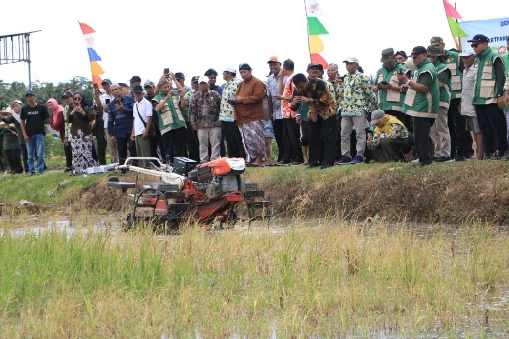 Kulonprogo Uji Coba Traktor Remote Control untuk Petani Milenial