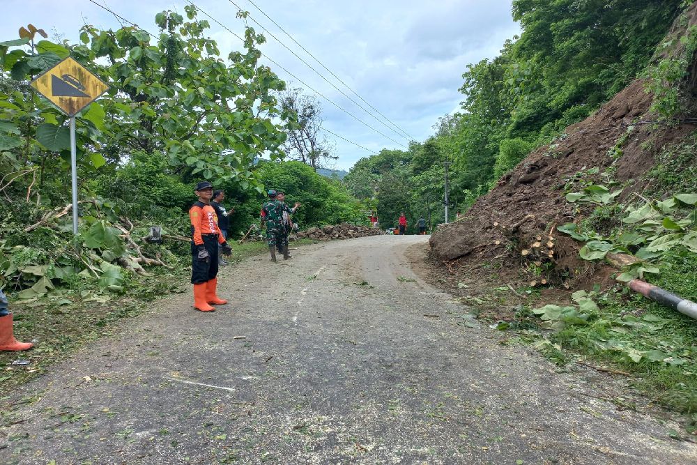 Longsor Tutup Jalur Gedangsari-Wedi, Akses ke Gunungkidul Sempat Putus