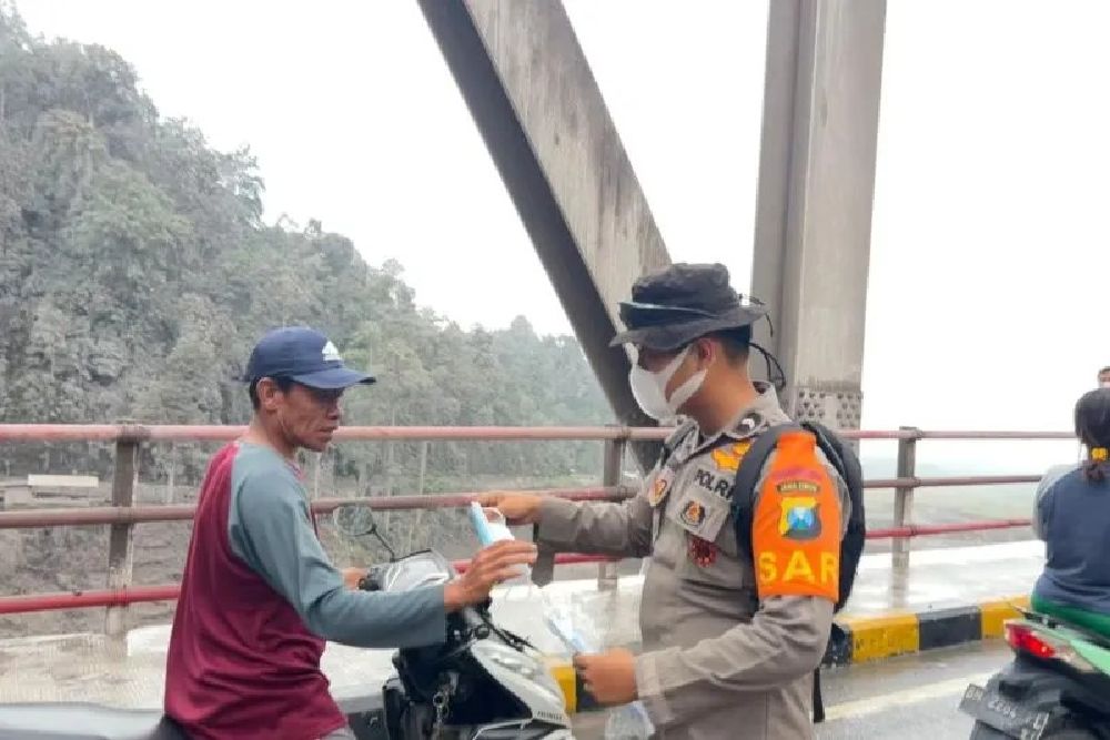 Masker Dibagikan di Jalur Curah Kobokan Akibat Abu Semeru
