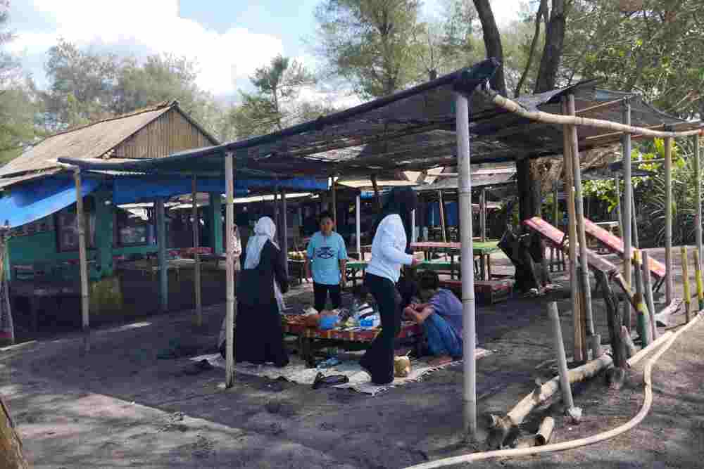 Pantai Baru Disorot, Tikar Pedagang Dinilai Ganggu Ruang Publik