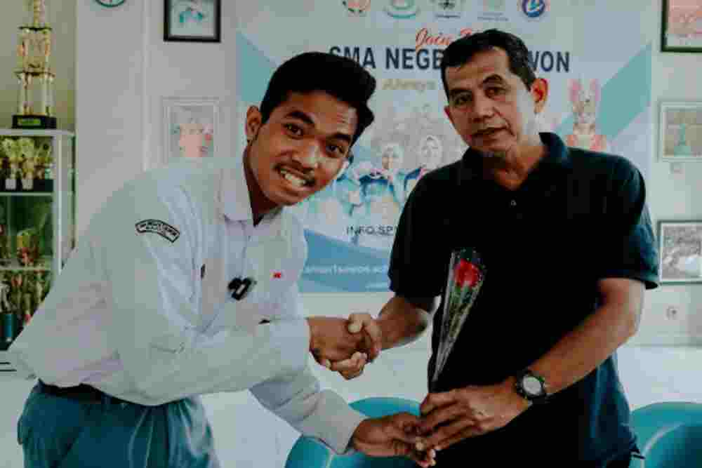 Pemain Muda PSIM Jogja Apresiasi Guru dengan Bunga di Hari Guru