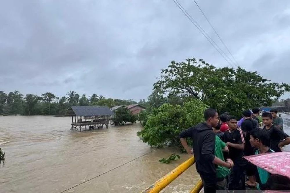 Banjir Aceh: Ribuan Warga Mengungsi, Desa Terisolasi