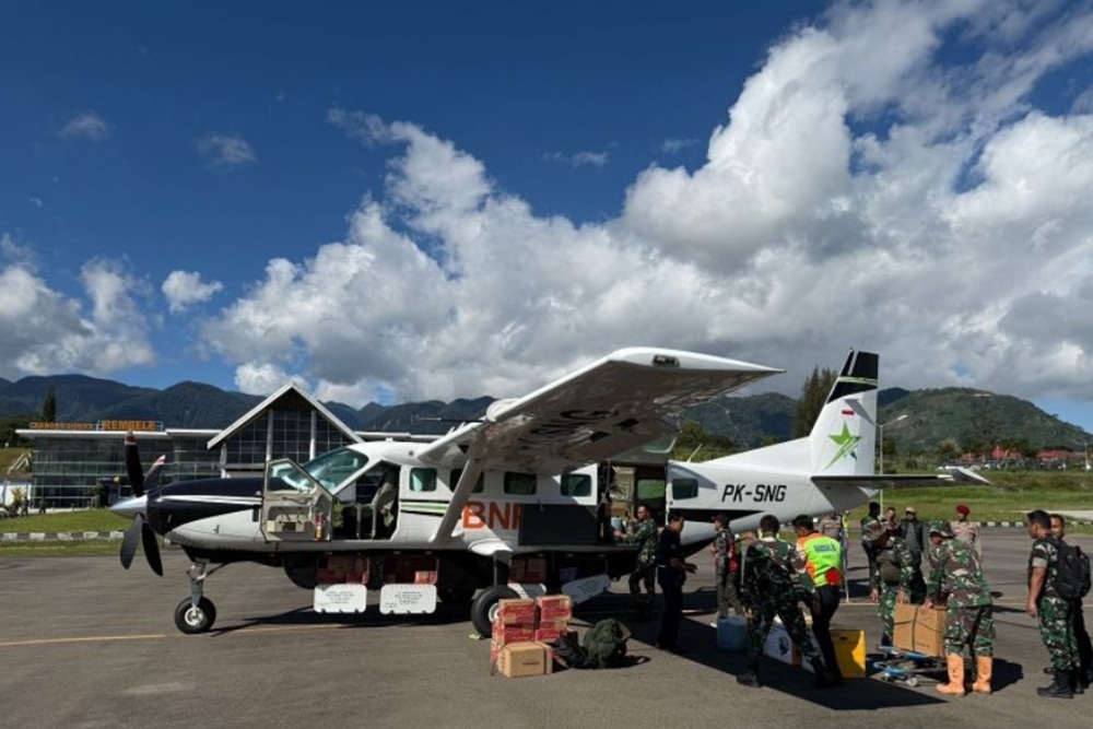 BNPB Terobos Wilayah Terisolasi Longsor Aceh via Udara