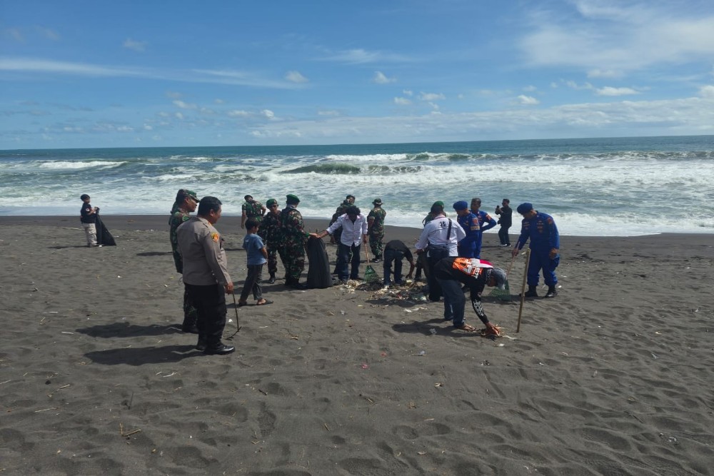 Humoriez Indonesia Gelar Aksi Bersih Pantai Cangkring Bantul