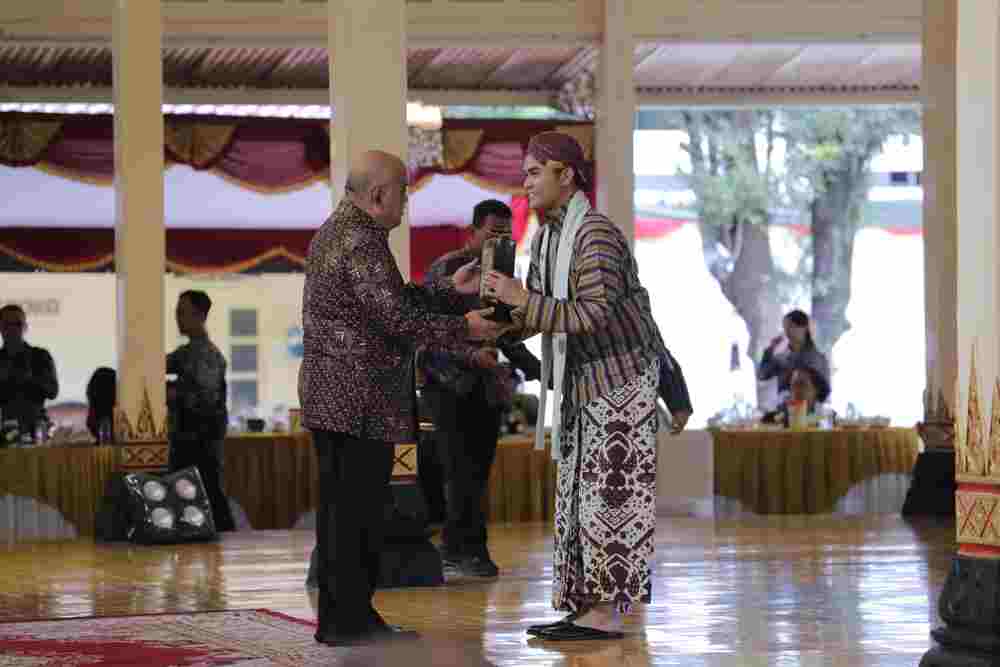 Wregas Bhanuteja dan Komunitas Budaya Terima Penghargaan DIY