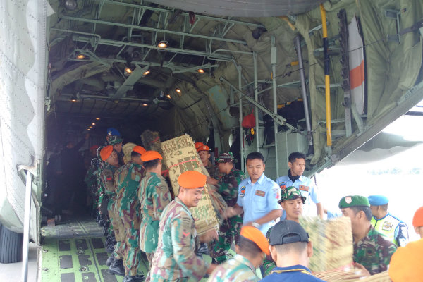 TNI AU Kerahkan Hercules Bawa 20 Ton Bantuan untuk Aceh