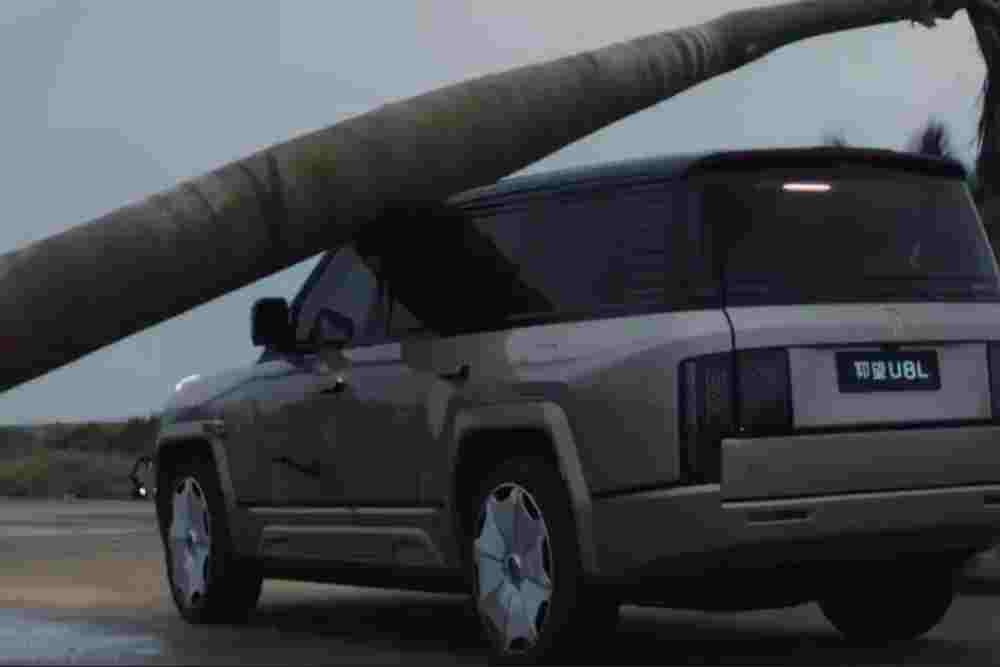 BYD Uji Ketangguhan Yangwang U8 dengan Jatuhkan Pohon Raksasa