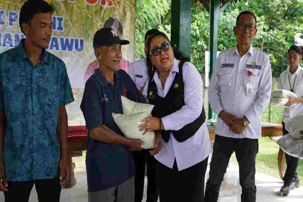 Ngawu Salurkan Bantuan Pupuk Rp84 Juta untuk 428 Petani