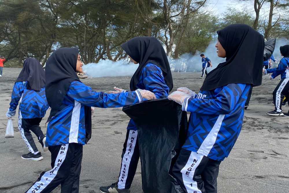SMPN 1 Sanden Gelar Gerebek Sampah di Pantai Goa Cemara