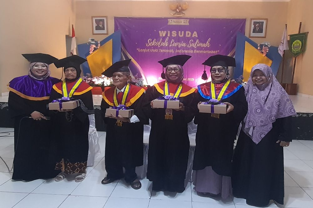 Sekolah Lansia Salimah Wisuda 206 Lansia di Bantul, Tertua 93 Tahun