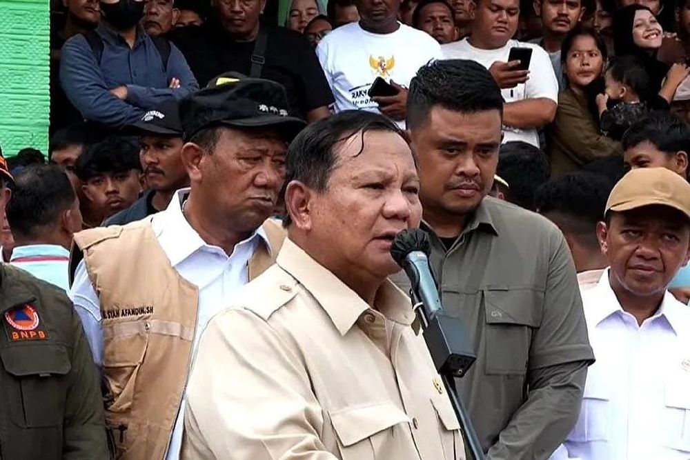 Tinjau Pengungsian, Prabowo Janji Atasi Kekurangan Air di Langkat