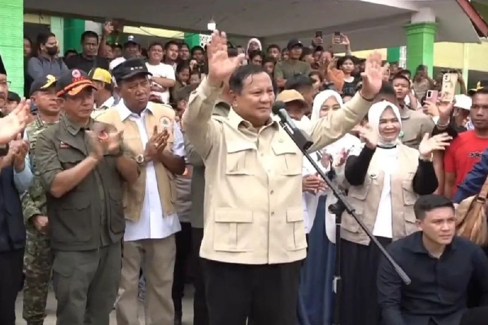 Pantau Pengungsi Langkat, Prabowo Janji Tak Tinggalkan Korban