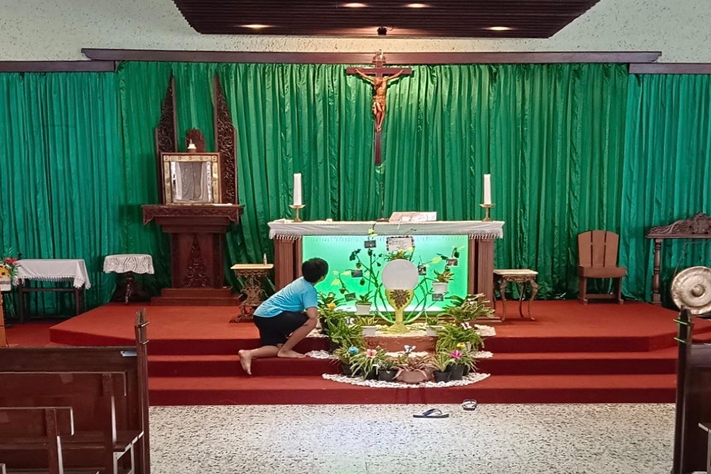 Jemaat Gereja St Albertus Agung Buat Altar dari Barang Bekas