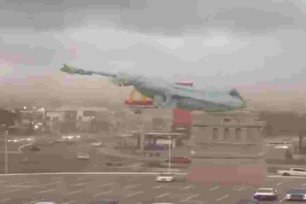 Badai Kencang Robohkan Replika Patung Liberty di Brasil