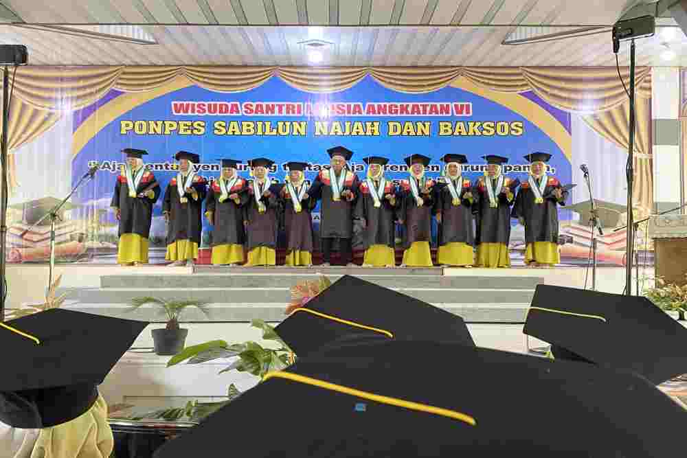 Tak Kenal Usia, 31 Santri Lansia Ponpes Sabilun Najah Diwisuda