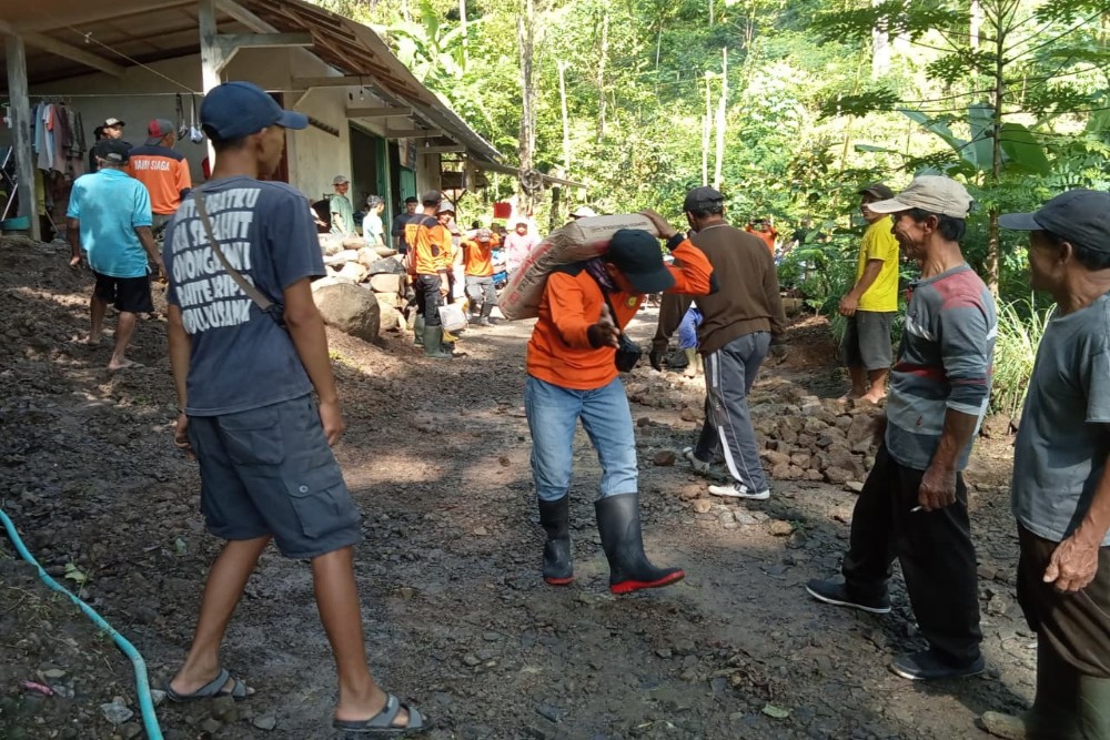 Warga Jatimulyo Gotong Royong Cor Jalan Rusak