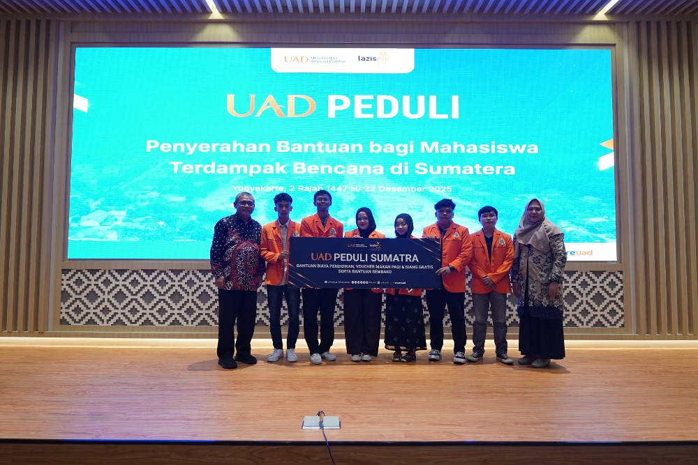 UAD Salurkan Bantuan untuk Mahasiswa Terdampak Banjir Sumatera
