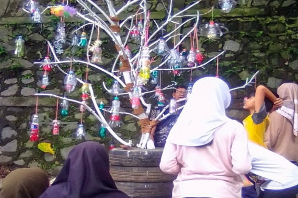 Edukasi Mas Jos, Anak SD Karangwaru Belajar Olah Sampah