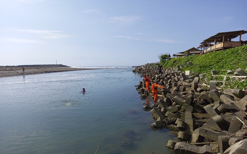 Dana Terbatas, Warga Karangwuni Tambal Tanggul Sungai Serang