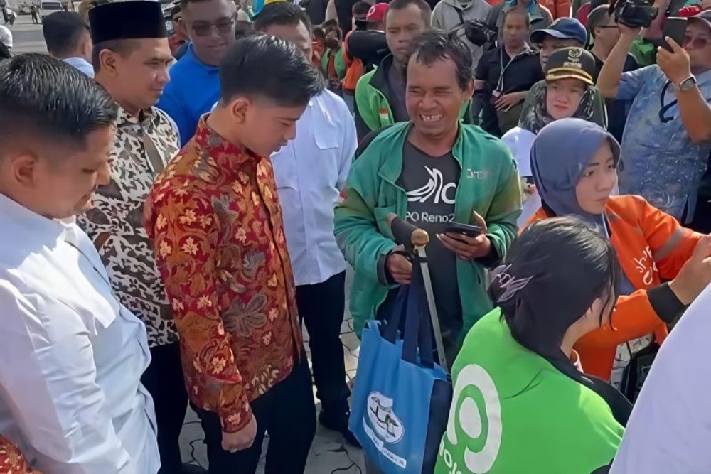 Tinjau Stasiun Tawang, Wapres Salurkan Sembako